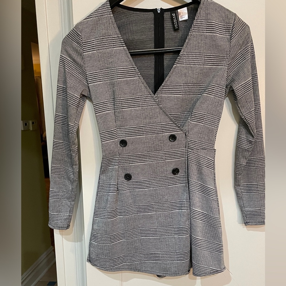 H&M Black and Gray Long Sleeve Romper Size: 4
